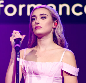 Olivia_O'Brien_@_Mack_Sennett_Studios_09_26_2019_(49311330527)_(cropped).jpg