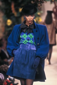 2129372288_YvesSaintLaurent1987HauteCouture1.thumb.jpg.0e52f4e906c52c9e9314264cc5775d4a.jpg