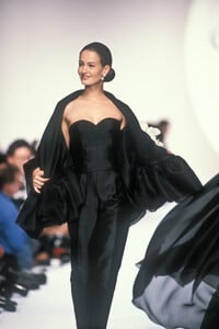 250497697_ChristianDior1990WomenRTW125.thumb.jpg.5164e3ddcd0a295e3789a6e82f8ba49a.jpg