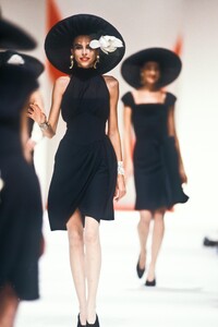 252052998_Valentino1990WomenRTW77.thumb.jpg.5a8387daa9737fa221c2f794b689068c.jpg