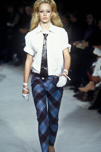 301709165_Givenchy2000WomenRTW14.thumb.jpg.b08fcec06aa0122291fac3167bbdb89a.jpg