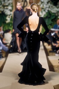 305586456_YvesSaintLaurent2000HauteCouture177.thumb.jpg.9b43a344f8f5746ef1e90c9e0e8a0519.jpg