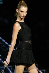 325306893_DolceGabbana2007WomenRTW83.thumb.jpg.12a39e126f5c5d909bb0ffc687b1f76b.jpg