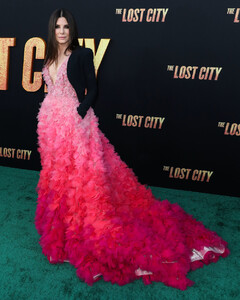 348806_gorgeoussandrabullockineliesaabdressatthelostcitylapremiere20225.thumb.jpeg.477d62ea1849738092bd559e86aa3d14.jpeg