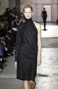 349527960_Lanvin2001WomenRTW10.thumb.jpg.1aae6fab3253c86141793a86592b627c.jpg