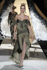 360741883_Valentino2005HauteCouture52.thumb.jpg.f81fb3ec8d53f2dd25081ebd976280c9.jpg