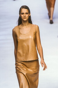 371585696_Loewe1998WomenRTW10.thumb.jpg.c6ee59baab8286fc028d245897fbc141.jpg