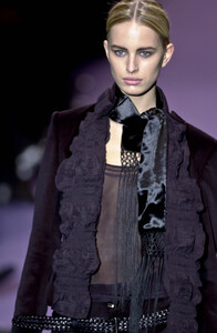 38446203_YvesSaintLaurent2001WomenRTW40.thumb.jpg.2928b37f92ee06b25c638a2fa184fcd9.jpg