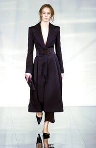 391917134_GiorgioArmani2001WomenRTW29.thumb.jpg.cef418ab5b874919a4058d812142947f.jpg