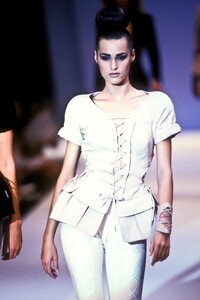 3929266_ThierryMugler1991WomenRTW71.thumb.jpg.fc954d3c3d0e0215a3d7a2cb58d37de3.jpg