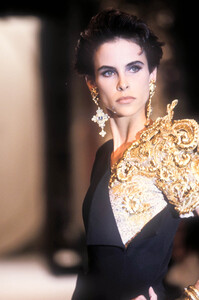 395150476_ChristianDior1991HauteCouture81.thumb.jpg.c7f0e2e181f6a6f211a421718760df1e.jpg