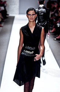 396887932_KarlLagerfeld2002WomenRTW54.thumb.jpg.857d4e4c8e47adc76fe15ff1a8dc2f66.jpg
