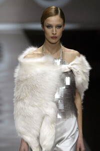 402646268_PacoRabanne2004WomenRTW76.thumb.jpg.0b41fb741ddfb086eade73c6def0ec4b.jpg