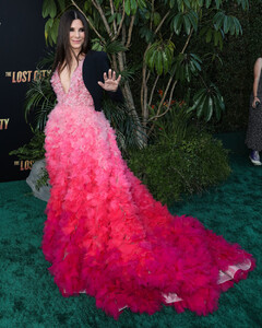 405142160_gorgeoussandrabullockineliesaabdressatthelostcitylapremiere20226.thumb.jpeg.9f8fcffd6228c4a83ade932d7e56b513.jpeg