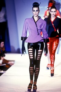 427948135_ThierryMugler1991WomenRTW29.thumb.jpg.794c3a4176627b972c16e2593eda8ba6.jpg