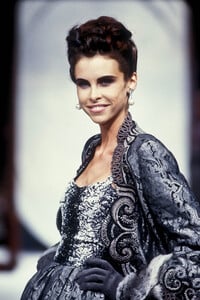 44193385_ChristianDior1992HauteCouture78.thumb.jpg.6c42f9c12493ee40afab62bad09f783f.jpg