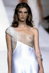 455519963_Valentino1999WomenRTW145.thumb.jpg.f83f4eee094f9b2bcf8a2f93326e4d19.jpg