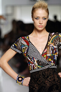 464818155_EmanuelUngaro2003HauteCouture236.thumb.jpg.12d70bc820cffa652df5685498058e73.jpg