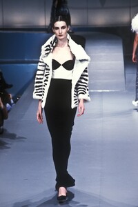 465588697_Valentino1998WomenRTW88.thumb.jpg.22910f347655f2d32b603fd824b01415.jpg