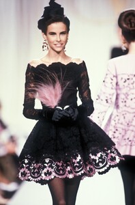 472404614_Valentino1990HauteCouture66.thumb.jpg.d37ddb338a2b761988815dd94ed7c9e0.jpg