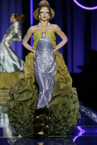 497933868_ChristianDior2004HauteCouture209.thumb.jpg.b60679885269daa3b01dfec41dcdfe72.jpg