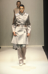 498527119_PacoRabanne1996WomenRTW65.thumb.jpg.780fa3e9d30484fba250ada6f2018e6f.jpg