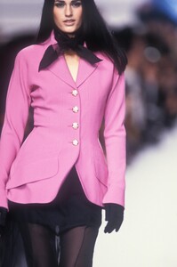 509513325_KarlLagerfeld1992WomenRTW28.thumb.jpg.0335d612a8c92a2863c01153d52c3b80.jpg