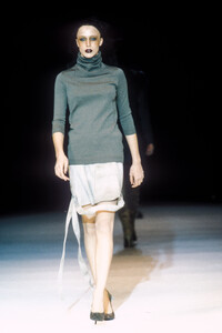 513089614_OlivierTheyskens2000WomenRTW12.thumb.jpg.17ec753842b5d6a1f6cefb0c5f4d22aa.jpg