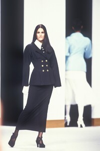 526800732_KarlLagerfeld1992WomenRTW16.thumb.jpg.8c346df4da7634ff6d29bd8152cd0b8c.jpg