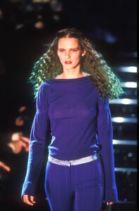 54657627_Versace1998WomenRTW20.thumb.jpg.47bddf91a57163ebe742a3bf49236c56.jpg