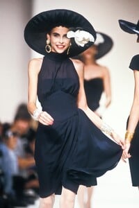 548160733_Valentino1990WomenRTW144.thumb.jpg.dc5bad2815fd170b328327272a782290.jpg