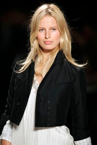 555091742_Chloe2005WomenRTW85.thumb.jpg.8bccd4baf6ea024ae4fe756df28c33f6.jpg