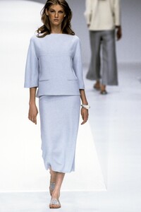 557318757_Valentino1999WomenRTW47.thumb.jpg.93a8813898fa52e21b0027e60a2ffa63.jpg