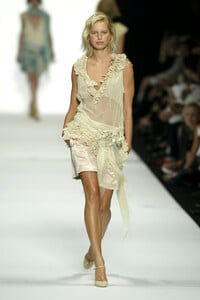 564893185_MarcJacobs2004WomenRTW138.thumb.jpg.9caf1f812dae34fdbf0d834e81ea43b9.jpg