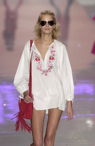 Blumarine+Spring+2002+WkTVhz1UBVKx.jpg