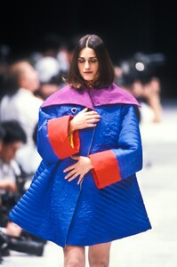 591590117_Versace1990WomenRTW13.thumb.jpg.74a8417e857708ddadd597298840d093.jpg