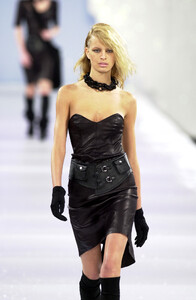 612348606_Blumarine2001WomenRTW31.thumb.jpg.45a52ffff32dfcf90d278491fddae5df.jpg