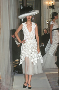 614184530_Chanel1997HauteCouture141.thumb.jpg.783a449f99b21fd5019cea8367591e34.jpg