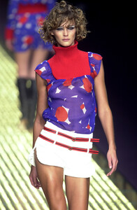 614519052_VersusbyDonatella2001WomenRTW15.thumb.jpg.5f8c0e747e212234ba5bffa9d12952fc.jpg