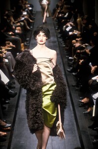 625801456_Fendi1998WomenRTW42.thumb.jpg.97dd1dd23a4bfa919330c234074f68aa.jpg