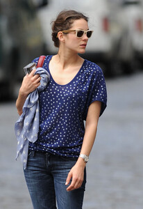 Cotillard+s+opens+her+purchase+Q7_mIxUCqcfl.jpg