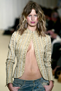 643377951_RalphLauren2003WomenRTW67.thumb.jpg.5eb96ce268cd200f784f05179b6e0395.jpg