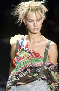 646705932_JohnGalliano2002WomenRTW20.thumb.jpg.95d00b59715369ba79b4f0951af93a56.jpg