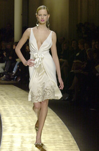 661446587_Valentino2001HauteCouture81.thumb.jpg.6e42b108d995b7c940c2f187a950f3c1.jpg