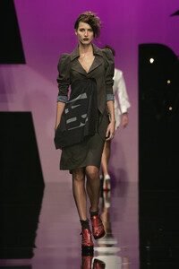 672916850_VivienneWestwood2006WomenRTW127.thumb.jpg.1f02ef34819e31e378a454057f4be574.jpg