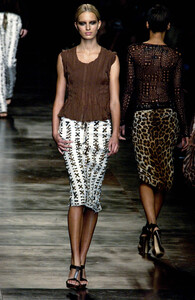 67470228_YvesSaintLaurent2002WomenRTW15.thumb.jpg.02f5b9dbbdb840291015e29a4016db94.jpg