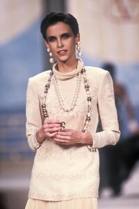 675626255_Valentino1990HauteCouture48.thumb.jpg.17c7da345749076ede0bf61225380660.jpg