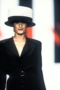 676408804_Valentino1994WomenRTW91.thumb.jpg.86a695b45a5ad7e4dc6e3b42708752ab.jpg