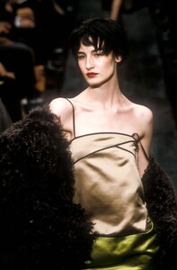 687805411_Fendi1998WomenRTW43.thumb.jpg.e131375cab652c400c98afb1eed3a762.jpg