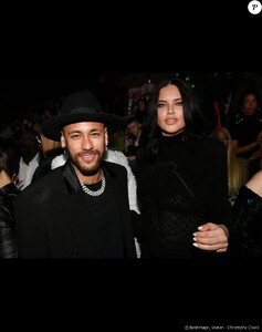 6912910-adriana-lima-enceinte-et-neymar-assist-vertical_diaporama-2.jpg